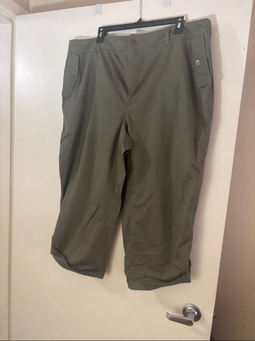 Avenue Olive Green Women's Capri